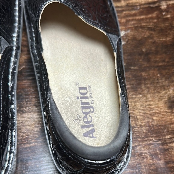 Alegria by PG Lite Debra slip on Black Embossed Shoes size EU 37/ US 7 - Picture 12 of 14